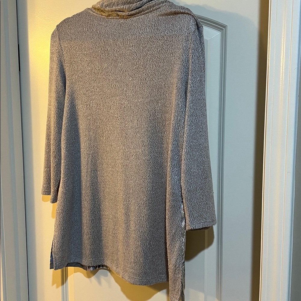 💲 2 💲if BUNDLED 3 or more $2 items Chico's Blue and Gray Top Size 1. C025 - Picture 7 of 8